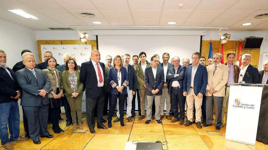 La consejera de Agricultura y Ganadería, Milagros Marcos (centro), presenta el Observatorio de Precios junto a los firmantes del documento de adhesión.