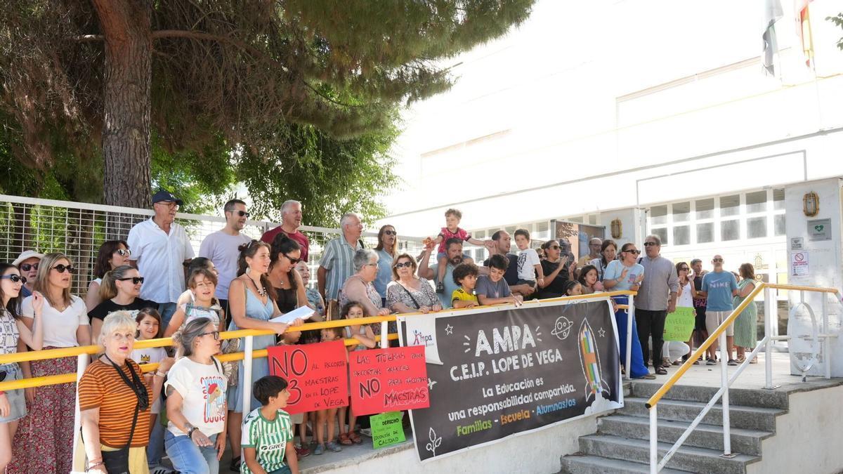 Familias del colegio Lope de Vega de Badajoz protestan por la supresión de líneas en Infantil: "Los niños no son números"