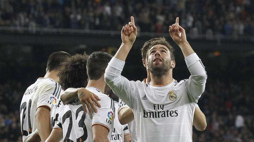 Daniel Carvajal celebra el cuarto gol del Real Madrid al Osasuna, ayer en el Santiago Bernabéu. // Efe