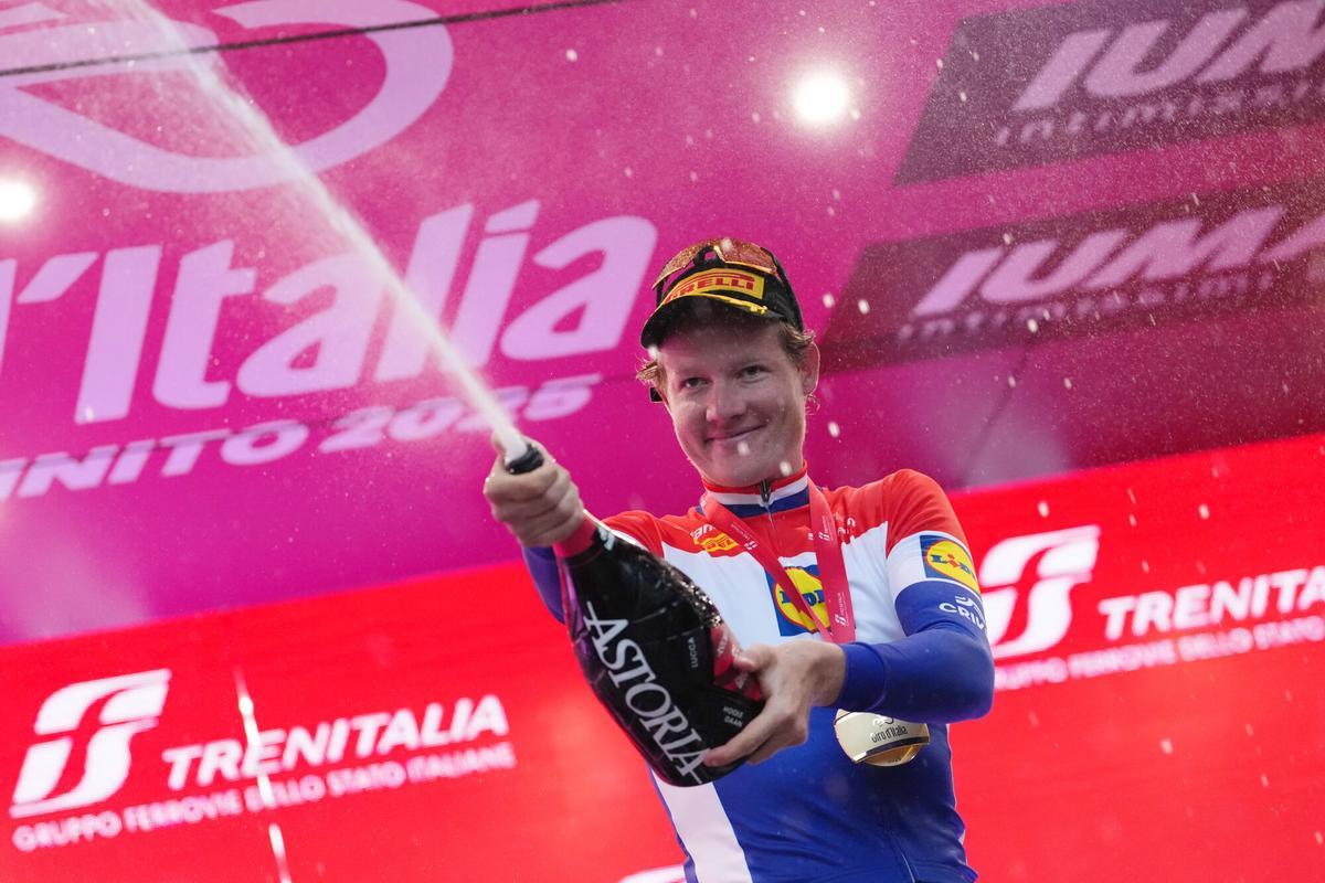 20 May 2025, Italy, Pisa: Dutch cyclist Hoole Daan of Lidl-Trek celebrates on the podium after winning the 10th stage of the 108th Giro dItalia cycling race of 28.6kms from Lucca to Pisa. Photo: Gian Mattia Dalberto/LaPresse via ZUMA Press/dpa Gian Mattia Dalberto/LaPresse v / DPA 20/05/2025 ONLY FOR USE IN SPAIN. Gian Mattia Dalberto/LaPresse v / DPA;cycling;sports;2025 Giro dItalia - Stage 10;