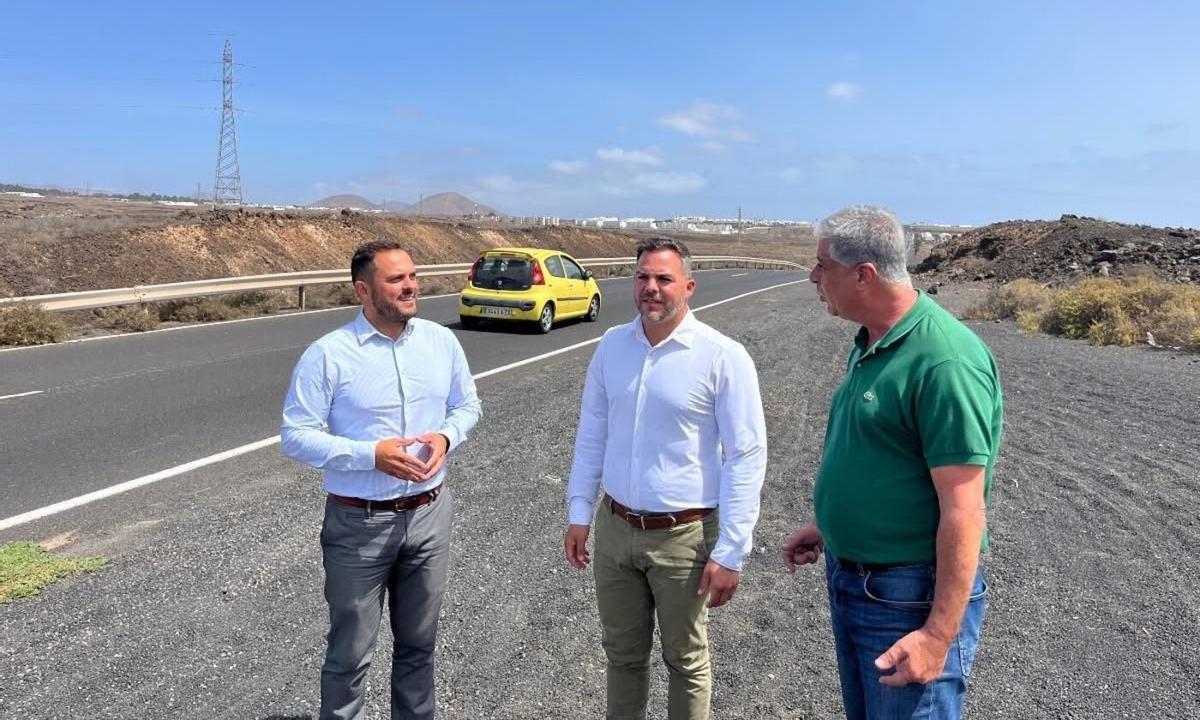 El alcalde de Arrecife, Yonathan de León (i), el consejero de Obras Públicas del Cabildo de Lanzarote, Jacobo Medina, y el concejal de Vías y Obras de Teguise, Eugenio Robayna, en la carretera entre Arrecife y Cost