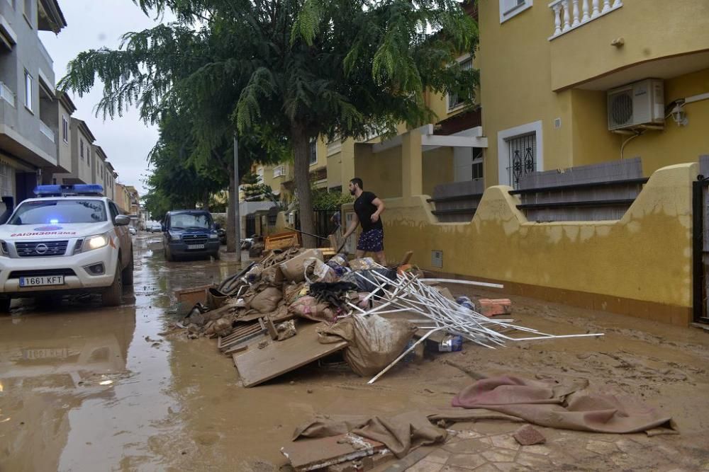 Los vecinos tratan de limpiar sus casas y las calles