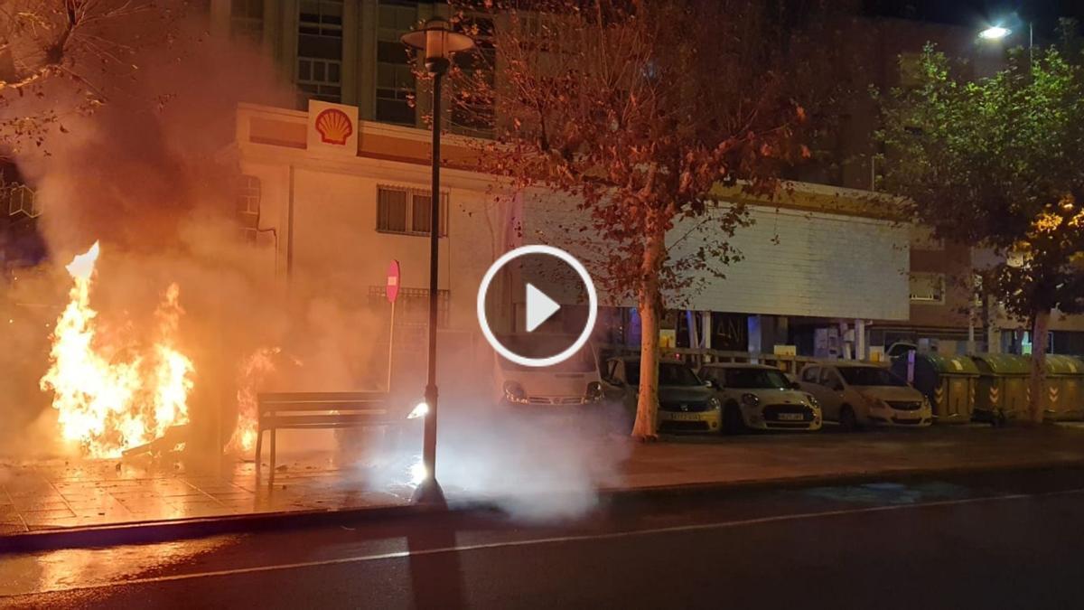 El fuego se originó en un vehículo, al lado de una estación de servicio.