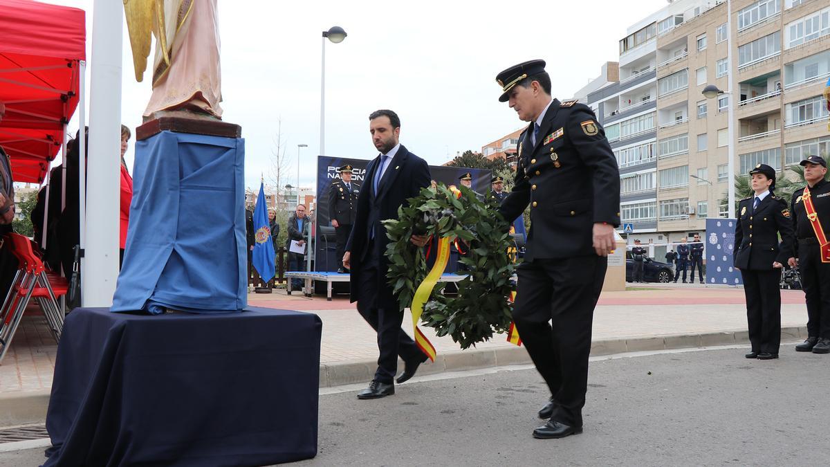 El alcalde y el comisario, al depositar la corona ante el Ángel Custodio.