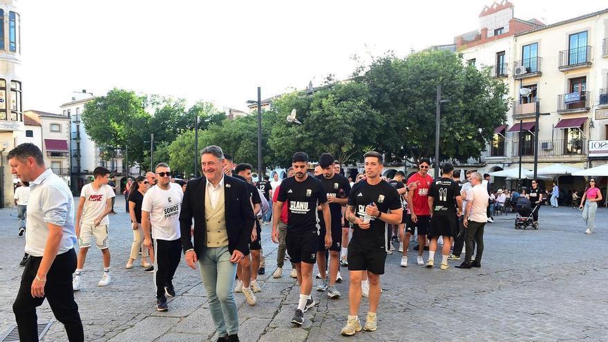 Fotogalería | Así ha sido el recibimiento en el Ayuntamiento de Plasencia de la UPP para celebrar su ascenso