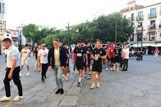 Fotogalería | Así ha sido el recibimiento en el Ayuntamiento de Plasencia de la UPP para celebrar su ascenso