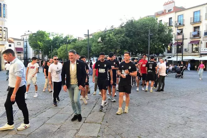 Fotogalería | Así ha sido el recibimiento en el Ayuntamiento de Plasencia de la UPP para celebrar su ascenso