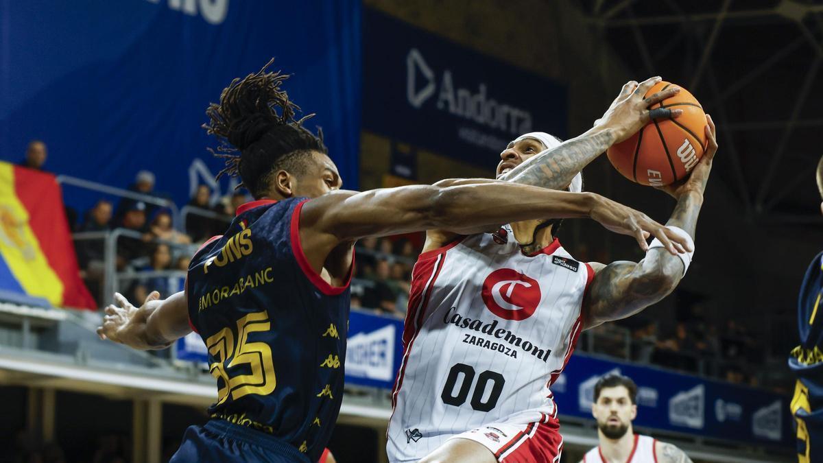 Yves Pons defensa l’aler-pivot del Saragossa Devin Robinson.