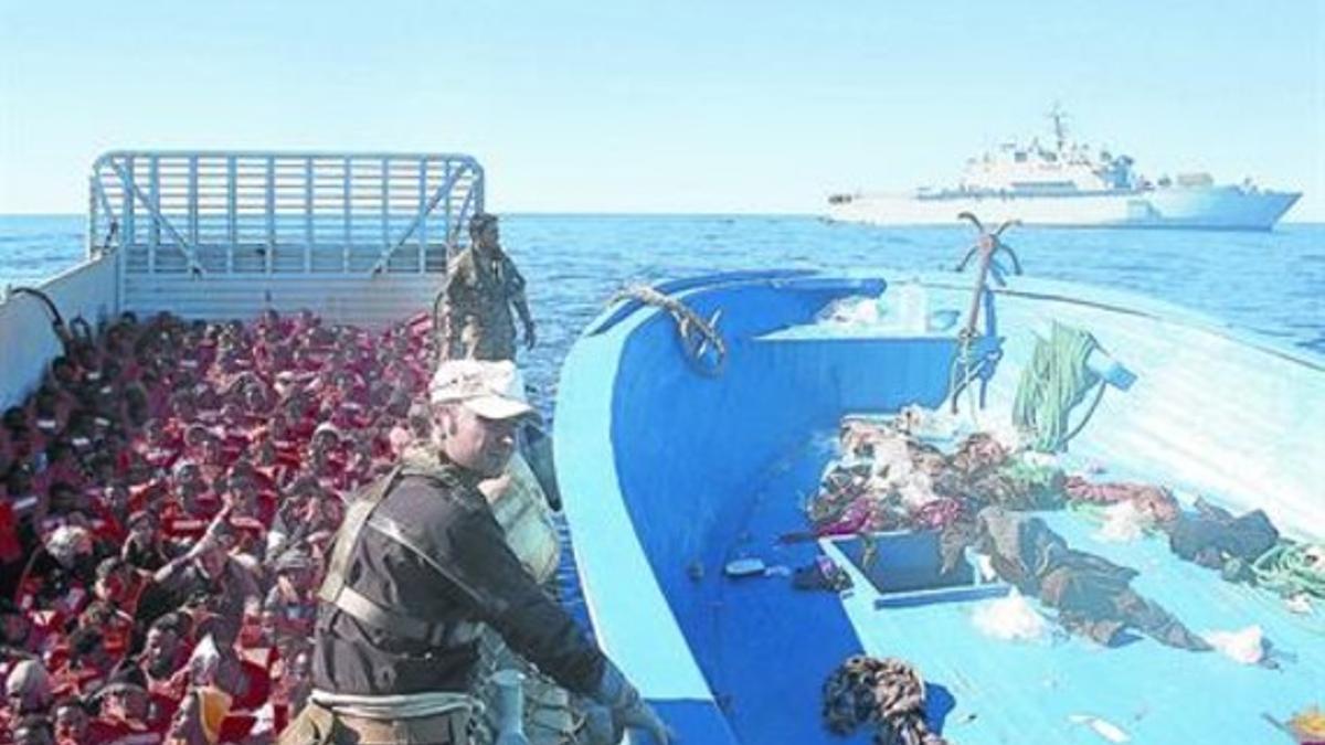 Un barco de la Marina italiana rescata a decenas de inmigrantes, el pasado febrero, frente a Lampedusa.