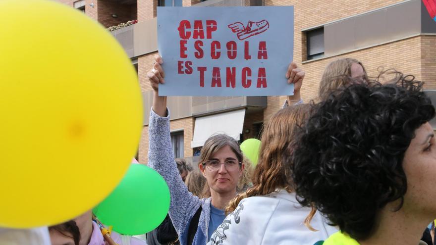 Unes 400 persones es mobilitzen a Banyoles per reclamar que no es tanqui l&#039;escola Camins