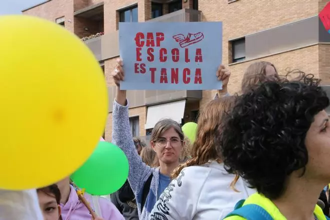 Unes 400 persones es mobilitzen a Banyoles per reclamar que no es tanqui l'escola Camins