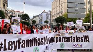 Mares solteres avisen que la llei de famílies deixarà «desprotegides» el 70% de monoparentals