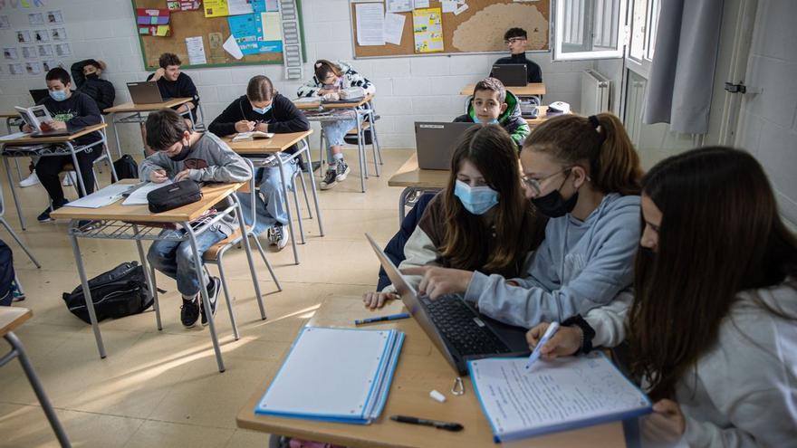 Los psicólogos piden tiempo para los adolescentes reticentes a quitarse la mascarilla