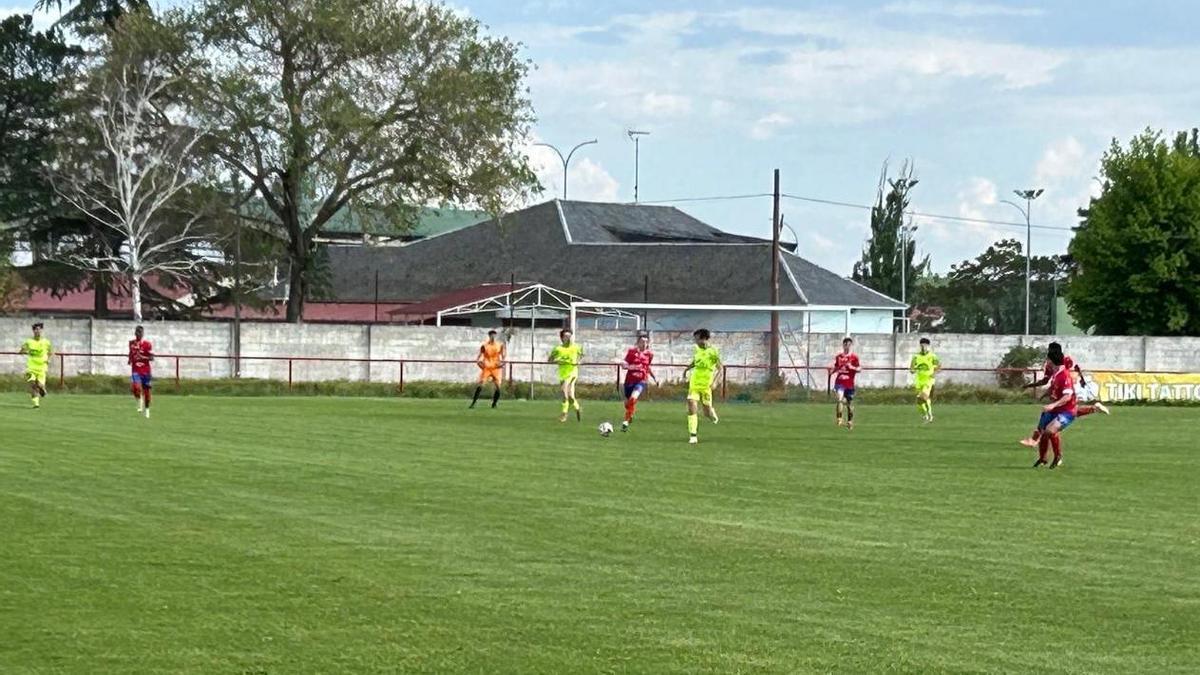 Imagen del choque entre CD Benavente y CD Sariegos de Bernesga.