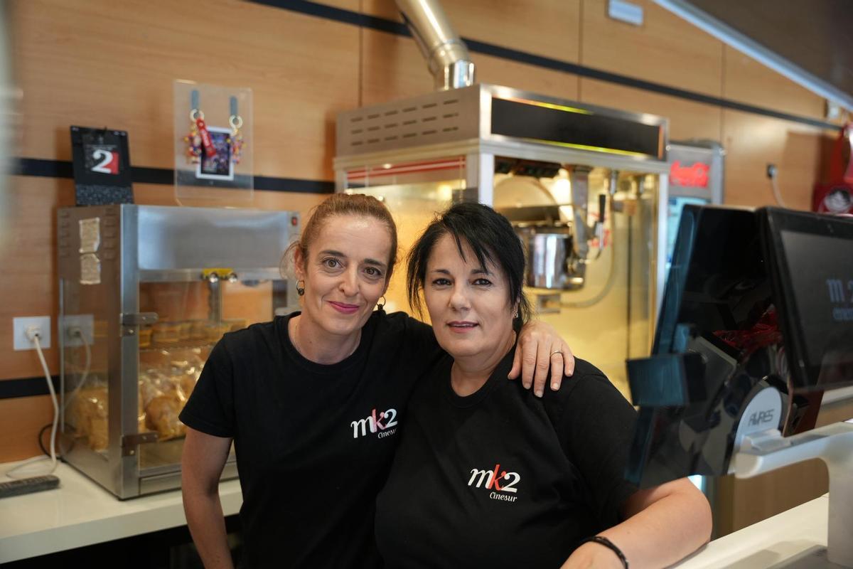 Toni Contreras y Matilde Pérez, detrás del mostrador,