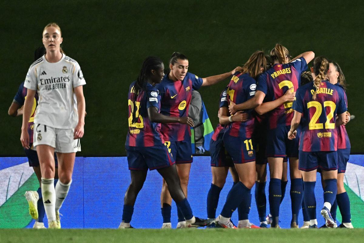 Las jugadoras del Barça celebran uno de los goles contra el Real Madrid.