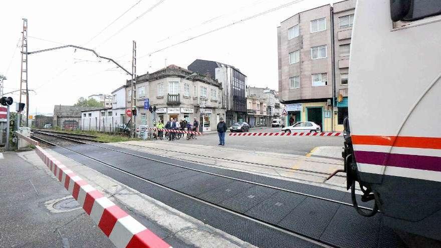 Paso a nivel que atraviesa el centro urbano de Porriño y que se quiere eliminar. // A. Hernández