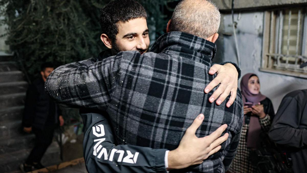 Recibimiento al joven Jalil Awar a su llegada a su casa, en Jerusalén Este, el pasado domingo.