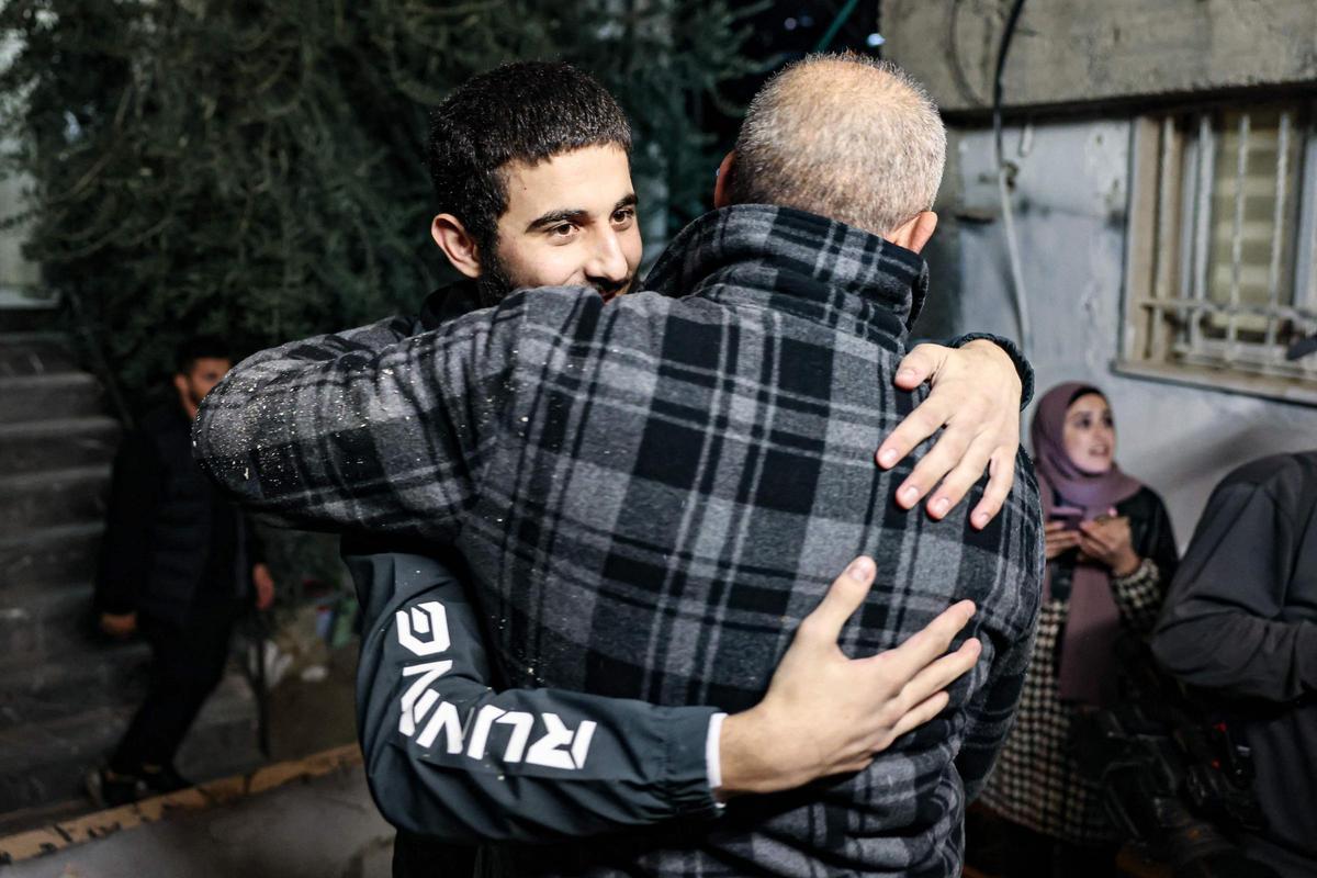 Menors palestins després de ser alliberats: «Només vull ser a prop de la meva mare»