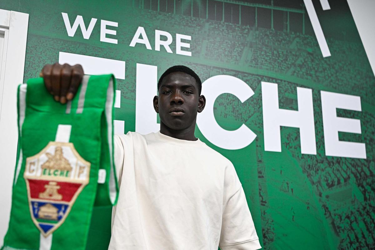 Umaru Konare posa como nuevo jugador del Elche Ilicitano