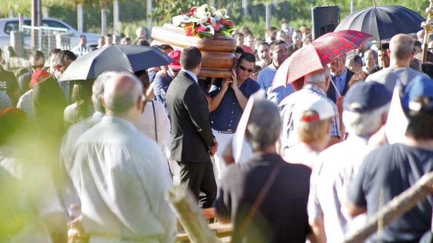 Los compañeros de la charanga portan a hombros el féretro en la ceremonia de campaña. // Bernabé Luismy