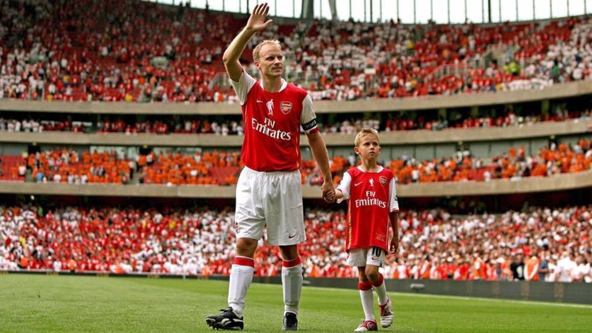 Bergkamp junto a su hijo en el partido de su despedida del Arsenal