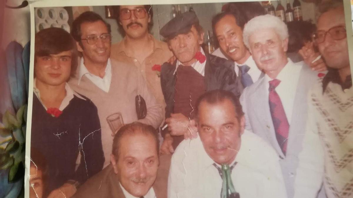 Manolo Expósito, en una fotografía retrospectiva con personajes del Carnaval.