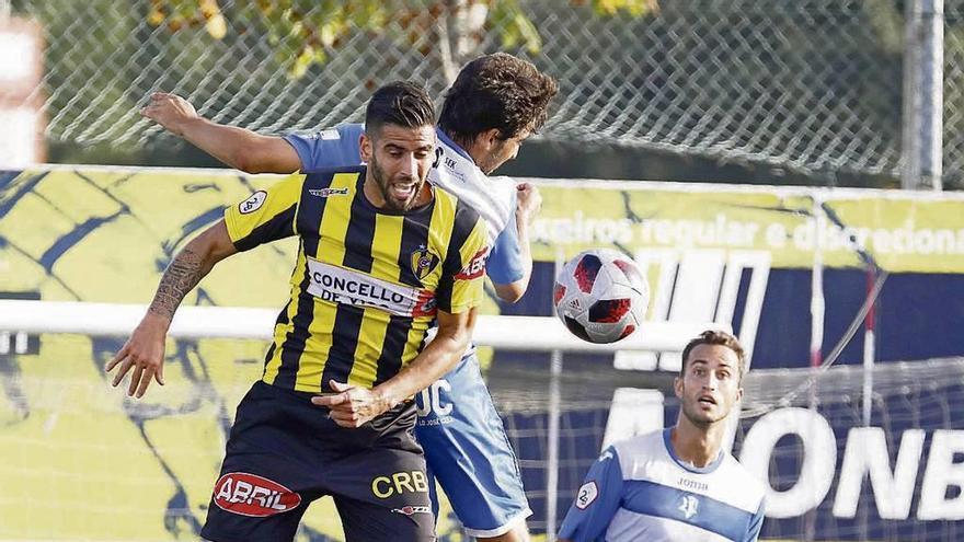 Un jugador del Rápido disputa un balón con un rival en el partido de la primera vuelta. // Cristina Graña