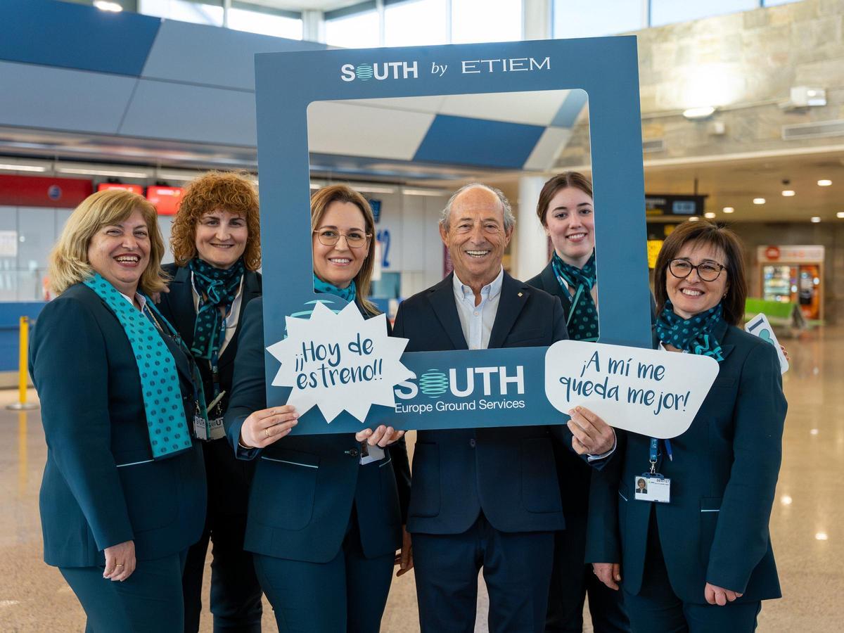 Javier Cañás, fundador de Etiem, junto a personal de South, con sus nuevos uniformes