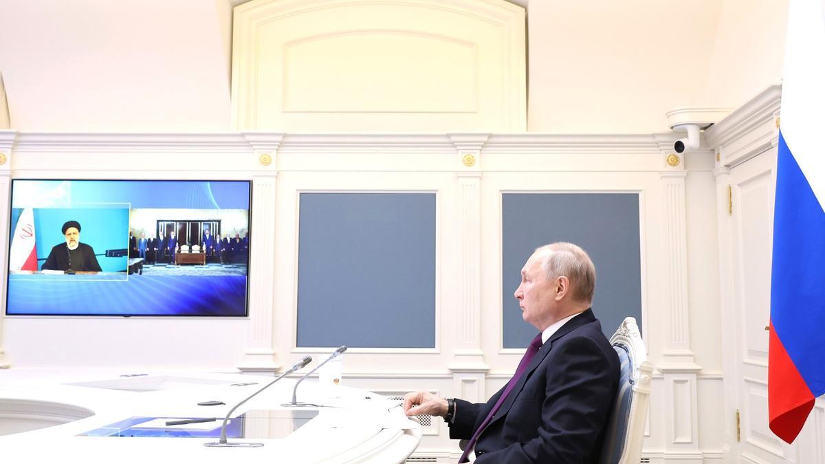 Momento de la videoconferencia entre presidente de Irán, Ebrahim Raisí, y de su homólogo ruso, Vladimir Putin, para suscribir el acuerdo de creación de un tren para potenciar el comercio regional.