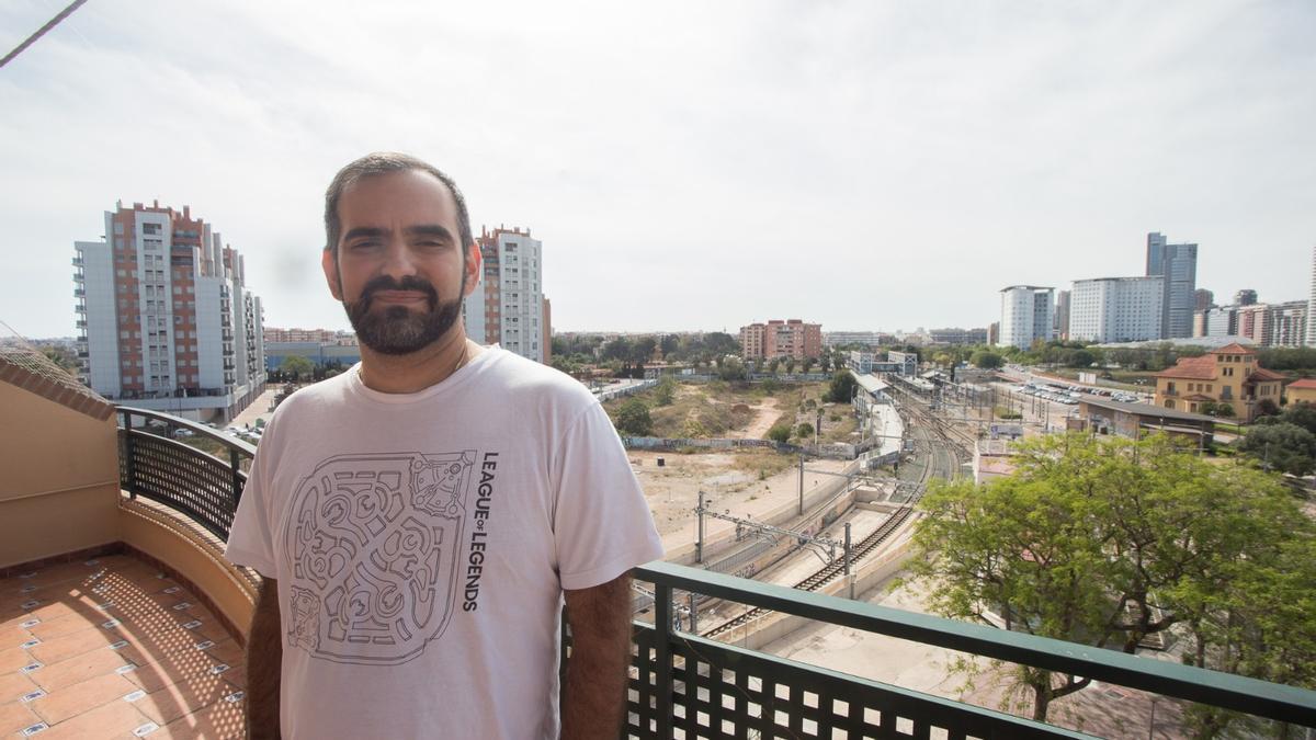 Sergio, un vecino de Empalme, lamenta los ruidos que soporta a diario cuando el tren entra en el túnel subterráneo.