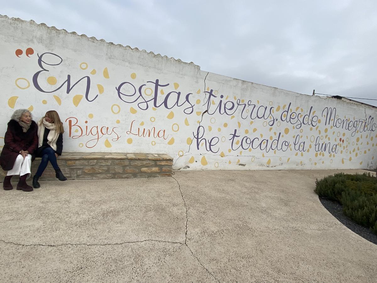 La viuda de Bigas Luna, Celia Orós, y la hija del director, Betty Bigas, este viernes en Monegrillo.