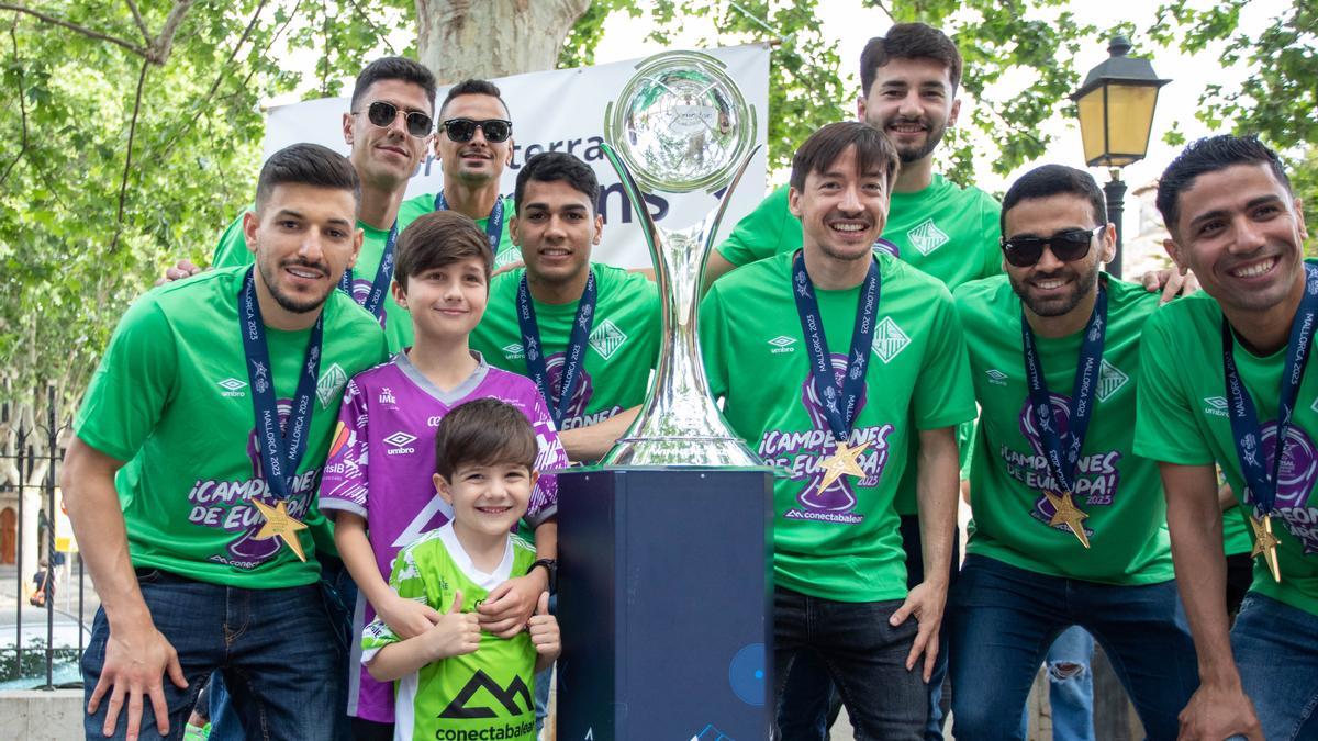 Los jugadores del Mallorca Palma Futsal celebrando el título en la Misericòrdia.