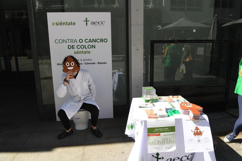 La asosicación contra el cáncer instala una mesa informativa e inodoros en la Plaza de Lugo.