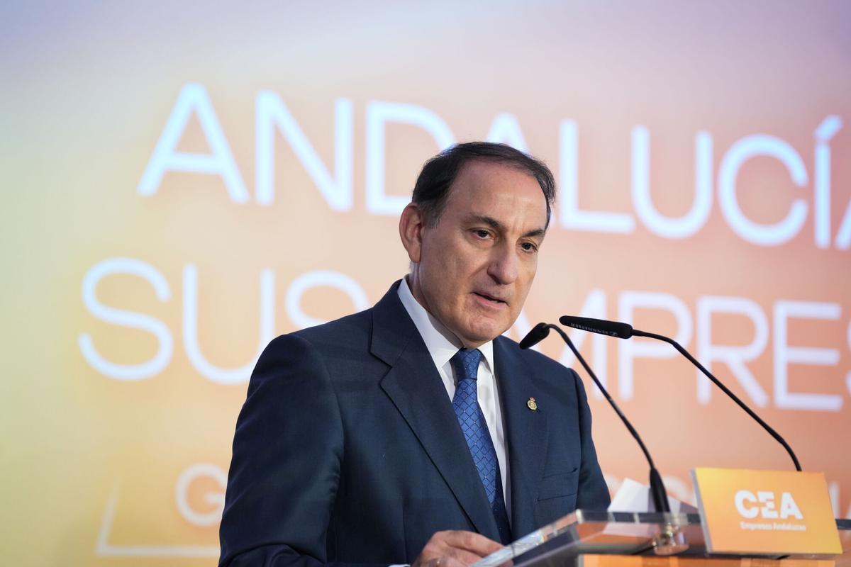 El recién reelegido presidente de la CEA, Javier Fernández de Lara, interviene en la celebración de la asamblea general de la Confederación de Empresarios de Andalucía (CEA). A 12 de febrero de 2026, en Sevilla (Andalucía, España). La Confederación de Empresarios de Andalucía (CEA) reunida en Asamblea Electoral celebra la toma de posesión de Javier Fernández de Lara como presidente al frente de la organización para un nuevo mandato. 12 FEBRERO 2026 María José López / Europa Press 12/02/2026. Juanma Moreno;Javier Fernández de Lara;María José López;