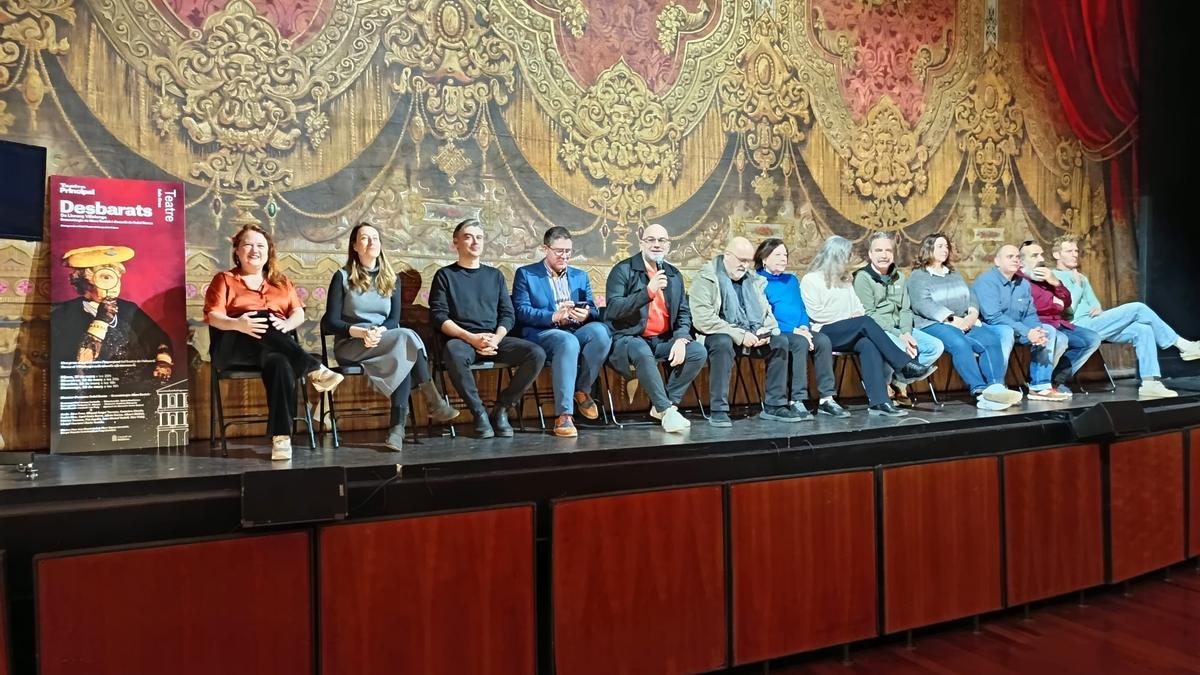 Los responsables de estos nuevos 'Desbarats', en el escenario del Teatre Principal de Palma
