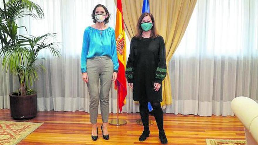 Reyes Maroto, y Francina Armengol ayer en Madrid.