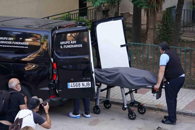 Agentes de la Policía Nacional investigan el crimen machista de Málaga junto al inmueble donde se hallaron los cuerpos