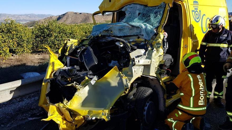 Los bomberos excarcelan al conductor.