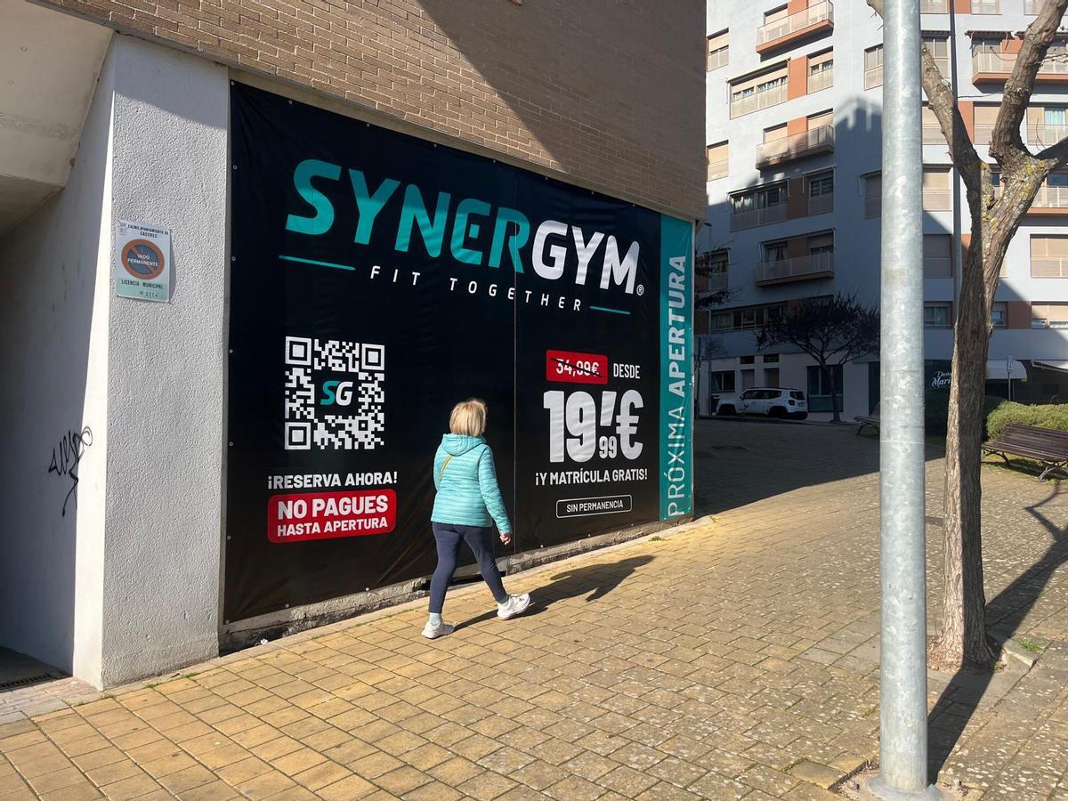 Una mujer pasea por la zona en la que abrirá el futuro gimnasio.