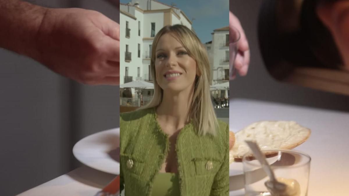 La presentadora ha degustado en Cáceres la Torta del Casar.