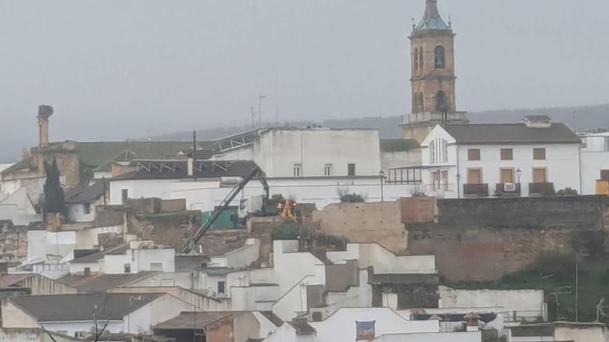 La muralla de Castro del Río sufre un desprendimiento y afecta a casi una decena de viviendas