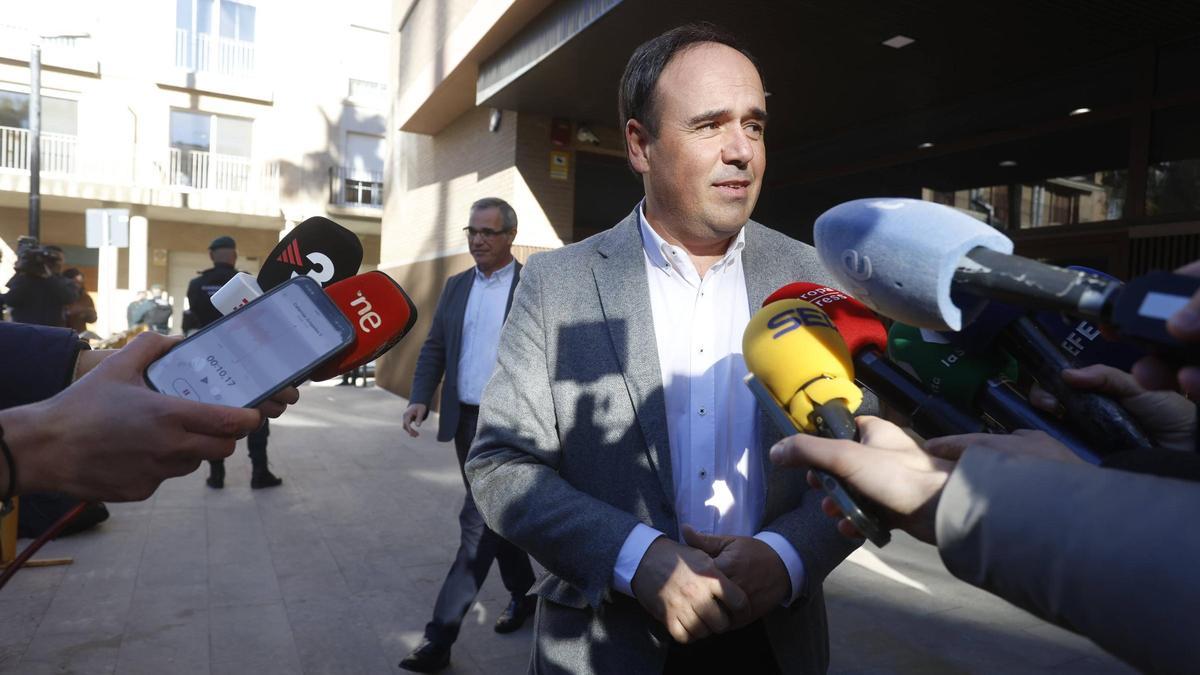 Juanfran Pérez Llorca atiende a los periodistas tras declarar en el juzgado de Catarroja.