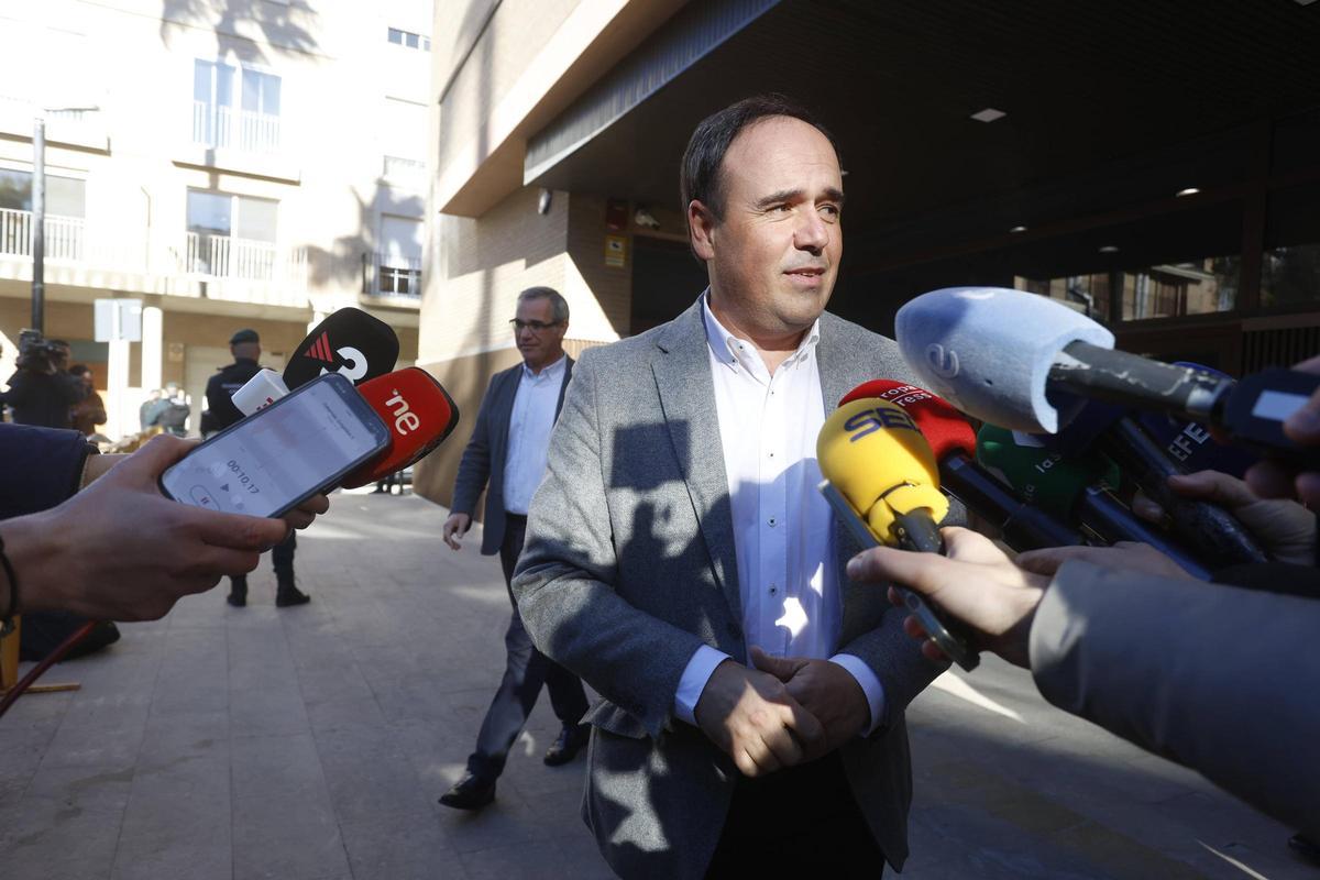 Juanfran Pérez Llorca atiende a los periodistas tras declarar en el juzgado de Catarroja.