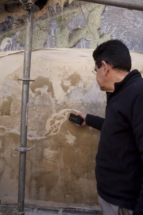 El restaurador Jesús Puras trabajando para recuperar los murales de Úrculo en las ruinas de la librería Belter