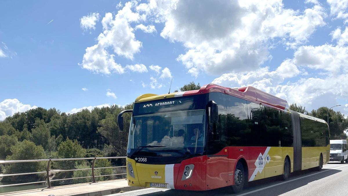 Un autobús de la línea del aeropuerto circula por una carretera de Mallorca.
