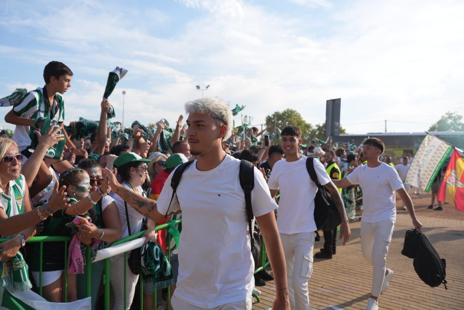 Así recibió la afición del Córdoba CF al autobús del equipo en El Arenal