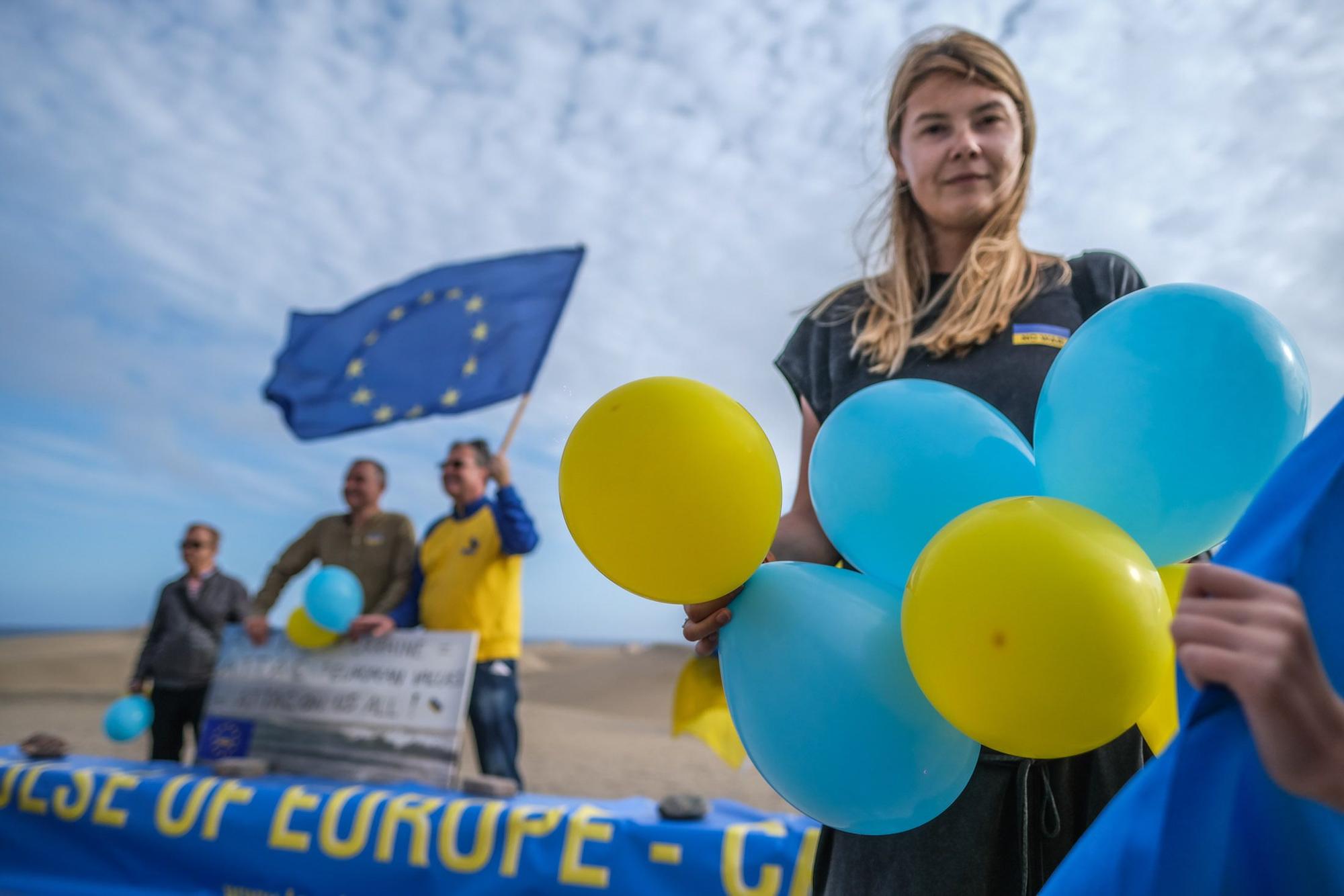 Manifestación de ucranianos en el mirador de las Dunas de Maspalomas