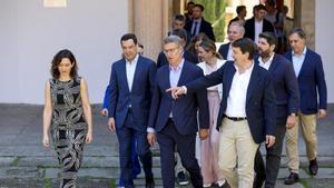 El líder del PP, Alberto Núñez Feijóo, llega a un acto a Salamanca acompañado de los principales líderes territoriales.