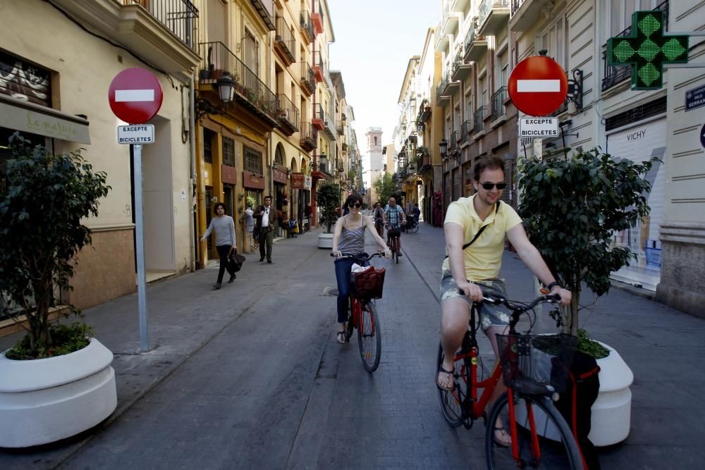 Bicis y peatones toman la calle Serranos.